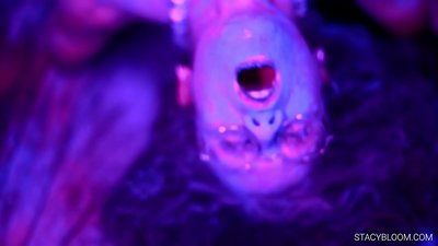 બાળક કેમેરામાં હસ્તમૈથુન કરે છે અને પોતાની જાતને ઓર્ગેઝમમાં લાવે છે.